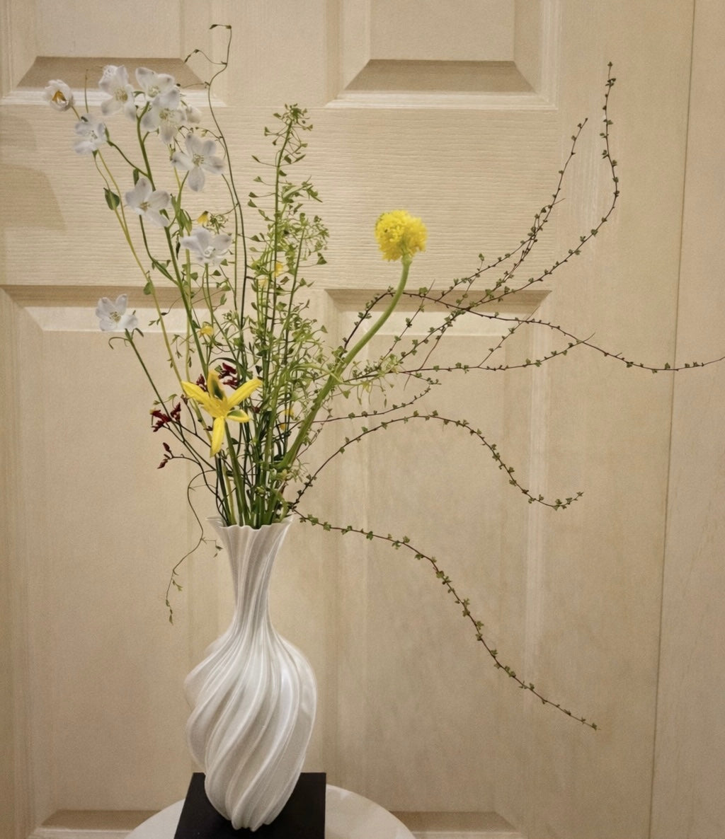 Silky Twist Vase – Sculptural 3D Printed Vase
