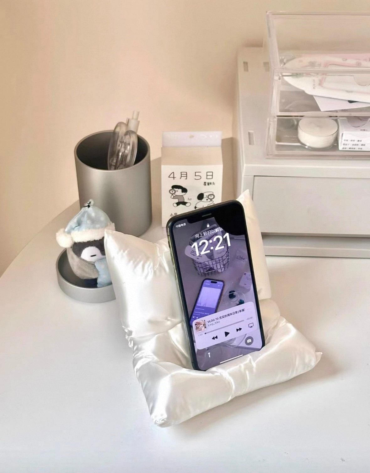 Sofa Phone Stand – Silky 3D Printed Charging Dock