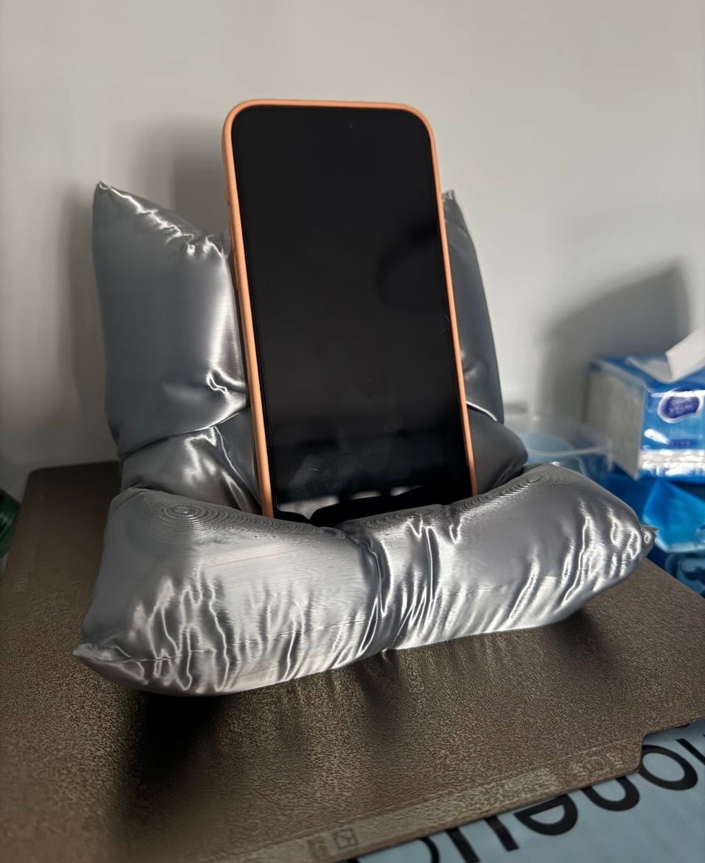 Sofa Phone Stand – Silky 3D Printed Charging Dock